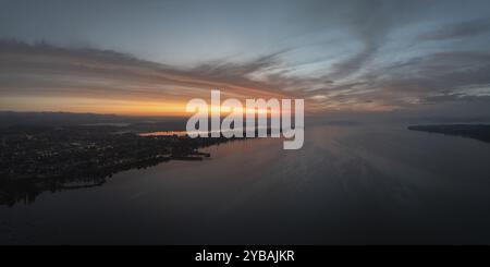 Luftaufnahme, Panorama der Stadt Radolfzell am Bodensee mit der Halbinsel Mettnau vor Sonnenaufgang, Landkreis Konstanz, Baden-Wuertte Stockfoto