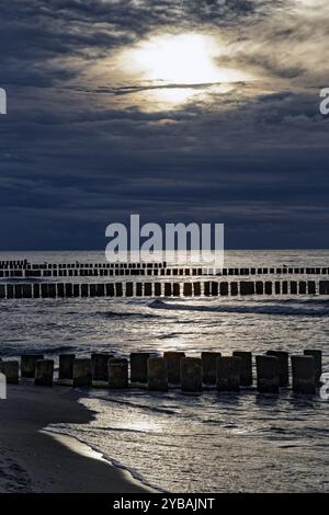 Sonnenuntergang am Ostseestrand, Ahrenshoop Strand im Abendlicht mit Wolken, Abendstimmung, Ostseebad Ahrenshoop, Fischland-Darss-Zin Stockfoto