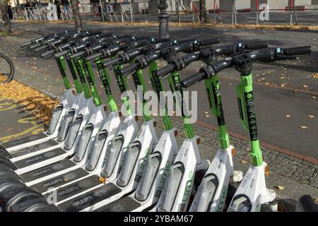 Transport, Mobilität, aufgereihte E-Scooter des Anbieters Lime auf einer Straße in Berlin, Deutschland, im Herbst, Europa Stockfoto