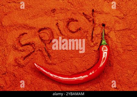 Frische rote Chilischote auf Paprikapulver Stockfoto