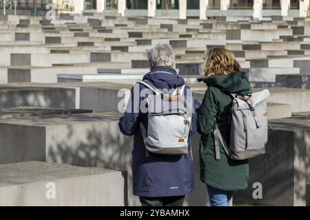 Wahrzeichen, Touristen, zwei Frauen, die im Herbst die Holocaust-Gedenkstätte betrachten, Gedenkstätte für die ermordeten Juden Europas, Berlin, Deutschland, Europa Stockfoto