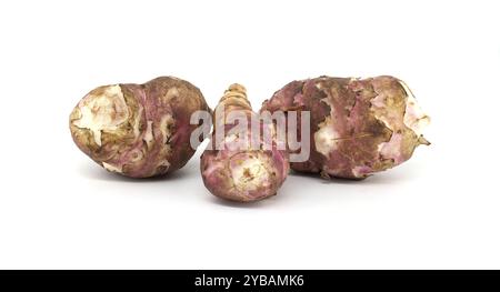 Nahaufnahme von frischen rohen Jerusalem-Artischocken mit rustikalem Aussehen, ideal für gesunde Kochen- und Ernährungskonzepte. Perfekt für Illustrationen Stockfoto