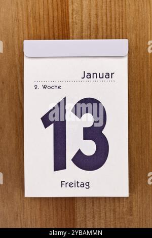 Der Abreißkalender zeigt Freitag, den 13. Januar. Die Zahl 13 ist für viele Menschen eine unglückliche Zahl, obwohl Freitag der 13. Als Tag auf W gilt Stockfoto