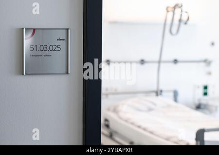 Berlin, Deutschland. Oktober 2024. Ein Patientenzimmer zur Isolierung in der Notaufnahme des Vivantes Auguste-Viktoria-Klinikums. Sie ist die modernste zentrale Notaufnahme Berlins. Es verfügt über insgesamt 12 Operationssäle und 212 Betten, davon 46 Intensivbetten. Quelle: Jens Kalaene/dpa/Alamy Live News Stockfoto