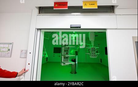 Berlin, Deutschland. Oktober 2024. Blick auf einen Röntgenraum in der Notaufnahme des Vivantes Auguste-Viktoria-Klinikums. Sie ist die modernste zentrale Notaufnahme Berlins. Es gibt insgesamt 12 Operationssäle und 212 Betten, darunter 46 Intensivbetten. Quelle: Jens Kalaene/dpa/Alamy Live News Stockfoto