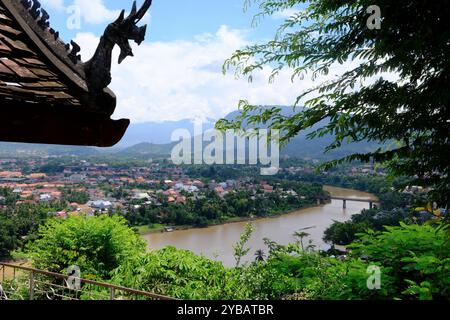 Blick auf den Fluss Nam Khan mit der alten Französischen Brücke und der Stadt luang Prabang. Laos Stockfoto