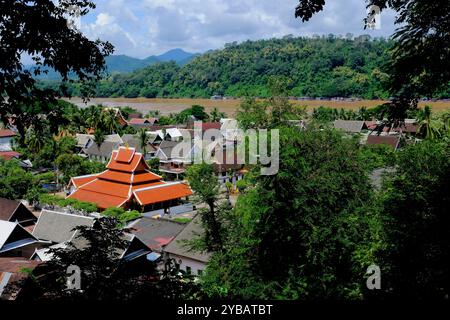 Die Altstadt von Luang Prabang aus der Vogelperspektive, die zum UNESCO-Weltkulturerbe gehört, mit dem Fluss Mekong im Hintergrund. Luang Prabang. Laos Stockfoto