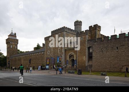 Wales, Cardiff - 30. Juni 2024: Cardiff Castle am Übergang von Castle Street zur Duke Street. Stockfoto