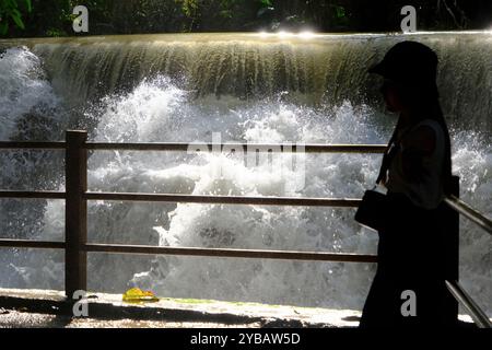 Ein Besucher am Kuang Si Wasserfall in der Nähe von Luang Prabang, Laos Stockfoto