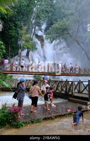 Besucher im Kuang Si Wasserfall in der Nähe von Luang Prabang, Laos Stockfoto