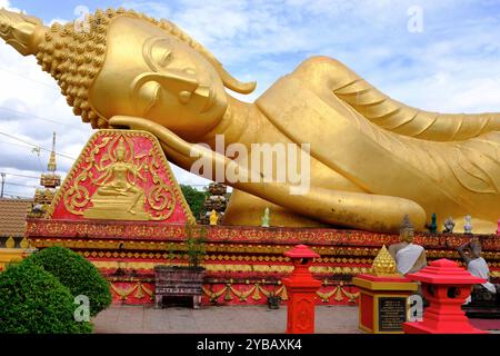 Riesiger liegender goldener Buddha im Wat That Luang Tai in Pha That Luang Tempelkomplex. Vientiane, Laos Stockfoto