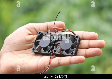 CPU-Lüfter, auch bekannt unter dem Namen pc-Lüfter, der zur Kühlung der in der Hand befindlichen Verarbeitungschips auf einem natürlichen Hintergrund verwendet wird Stockfoto