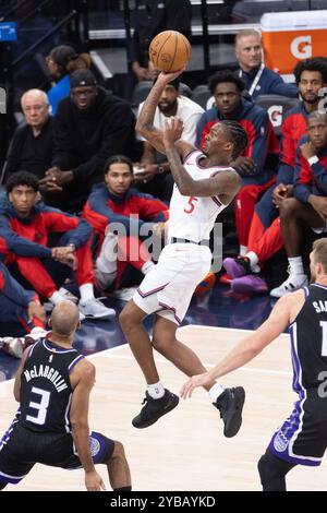 Inglewood, Kalifornien, USA. Oktober 2024. Los Angeles Clippers' Bones Hyland #5 schießt gegen die Sacramento Kings während eines NBA-Basketballspiels vor der Saison im Intuit Dome am Donnerstag, 17. Oktober 2024 in Inglewood, Kalifornien (Foto: © Ringo Chiu/ZUMA Press Wire) NUR ZUR REDAKTIONELLEN VERWENDUNG! Nicht für kommerzielle ZWECKE! Stockfoto