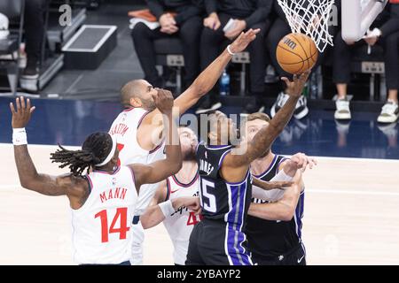 Inglewood, Kalifornien, USA. Oktober 2024. Sacramento Kings' Mason Jones #15 geht gegen die Los Angeles Clippers während eines NBA-Basketballspiels vor der Saison im Intuit Dome am Donnerstag, 17. Oktober 2024 in Inglewood, Kalifornien (Credit Image: © Ringo Chiu/ZUMA Press Wire) NUR ZUR REDAKTIONELLEN VERWENDUNG! Nicht für kommerzielle ZWECKE! Stockfoto