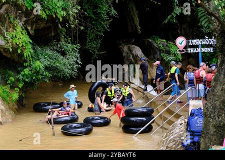 Touristen, die sich bereit machen, in die Tham Nam Wasserhöhle zu radeln. Vang Vieng, Laos Stockfoto
