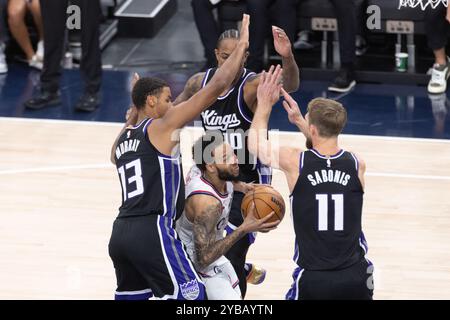 Inglewood, Kalifornien, USA. Oktober 2024. Los Angeles Clippers' Amir Coffey #7 fährt während eines NBA-Basketballspiels vor der Saison im Intuit Dome am Donnerstag, 17. Oktober 2024 in Inglewood, Kalifornien, zwischen den Sacramento Kings (Foto: © Ringo Chiu/ZUMA Press Wire) NUR ZUR REDAKTIONELLEN VERWENDUNG! Nicht für kommerzielle ZWECKE! Stockfoto