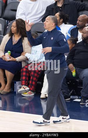 Inglewood, Kalifornien, USA. Oktober 2024. Los Angeles Clippers Head Coach Tyronn Lue tritt bei einem NBA-Basketballspiel vor der Saison im Intuit Dome am Donnerstag, den 17. Oktober 2024 in Inglewood, Kalifornien, gegen die Sacramento Kings an (Foto: © Ringo Chiu/ZUMA Press Wire) NUR ZUR REDAKTIONELLEN VERWENDUNG! Nicht für kommerzielle ZWECKE! Stockfoto