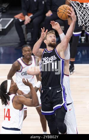 Inglewood, Kalifornien, USA. Oktober 2024. Sacramento Kings' Domantas Sabonis #11 geht während eines NBA-Basketballspiels vor der Saison im Intuit Dome am Donnerstag, 17. Oktober 2024 in Inglewood, Kalifornien, in den Warenkorb (Credit Image: © Ringo Chiu/ZUMA Press Wire). Nicht für kommerzielle ZWECKE! Stockfoto