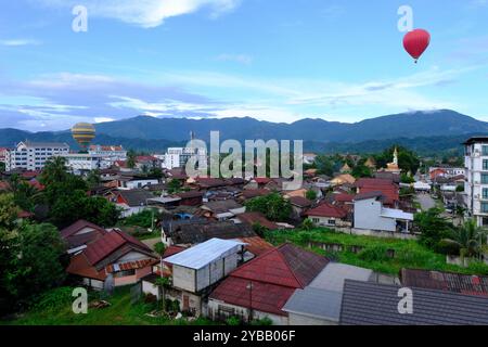 Heißluftballons fliegen über die Stadt Vang Vieng, Laos Stockfoto