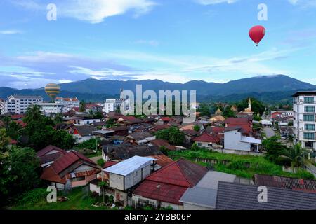 Heißluftballons fliegen über die Stadt Vang Vieng, Laos Stockfoto
