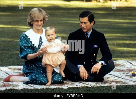 Aktenfoto vom 05/83 des Prinzessin Wales (heute König Karl III.) und Diana, Prinzessin von Wales Amuse Baby Prinz William auf einem Teppich auf dem Gelände des Government House in Auckland, Neuseeland. Der König und die Königin Camilla werden in Australien ankommen, um eine historische Tour durch den Südpazifik zu beginnen. Die sechstägige Reise nach Canberra und Sydney wird Charles' erster in ein Reich - Länder, in denen er Staatsoberhaupt ist - sein, seit er nach dem Tod von Königin Elisabeth II. Monarch wurde. Ausgabedatum: Freitag, 18. Oktober 2024. Stockfoto