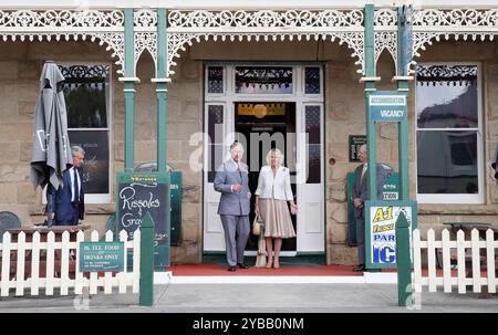 Dateifoto vom 11/12 von König Karl III. Und Königin Camilla (damals Prinz von Wales und Herzogin von Cornwall) verlassen das Richmond Arms Hotel in Richmond, Tasmanien. Der König und die Königin beginnen einen fünftägigen Besuch in Australien am Freitag, der ersten Langstreckenreise des Königs nach Übersee seit seiner Krebsdiagnose. Ausgabedatum: Freitag, 18. Oktober 2024. Stockfoto