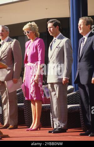 Aktenfoto von 30 König Karl III. (Damals Prinz von Wales) und Diana, Prinzessin von Wales im Sonnenschein von Wollongong, südlich von Sydney, als das königliche Paar das Illawarra International Performing Arts Centre eröffnete 01/88. Der König und die Königin beginnen einen fünftägigen Besuch in Australien am Freitag, der ersten Langstreckenreise des Königs nach Übersee seit seiner Krebsdiagnose. Ausgabedatum: Freitag, 18. Oktober 2024. Stockfoto