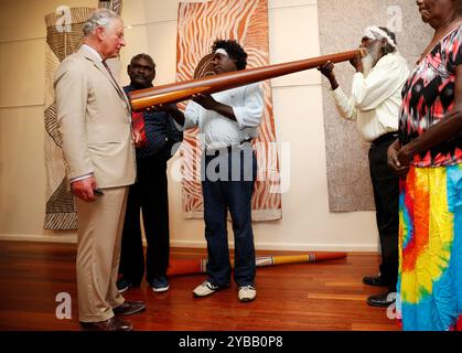 Aktenfoto vom 04/2018 von König Karl III. (Der damalige Prinz von Wales), der an einer Didgeridoo-Demonstration im Buku-Larrnggay Mulka Centre in Yirrkala während eines königlichen Besuchs in Australien teilnahm. Der König und die Königin beginnen einen fünftägigen Besuch in Australien am Freitag, der ersten Langstreckenreise des Königs nach Übersee seit seiner Krebsdiagnose. Ausgabedatum: Freitag, 18. Oktober 2024. Stockfoto