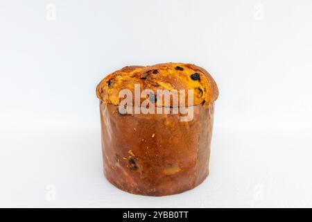 Seitenansicht eines ganzen italienischen Panettone-Weihnachtskuchens isoliert auf weißem Hintergrund. Stockfoto