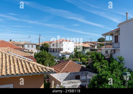 Ein allgemeiner Blick auf ein griechisches Inseldorf mit alten und renovierten Gebäuden. Stockfoto