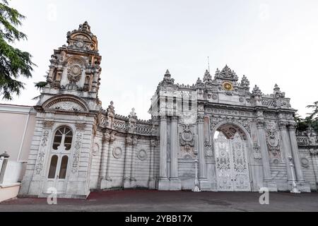 Der Dolmabahce-Palast befindet sich in den Besiktas, an der europäischen Küste des Bosporus, diente als Hauptverwaltungszentrum des Osmanischen Reiches Stockfoto