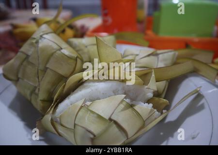 Reifes Ketupat, das halbiert wurde und wie ein Reiskuchen aussieht Stockfoto