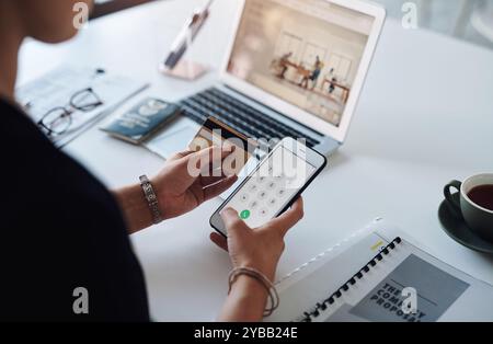 Büro, Hände und Geschäftsleute mit Telefonbildschirm für Kreditkarten, Bankinformationen oder Details. Oben, weibliche Person oder Lastschrift mit mobiler App für Stockfoto