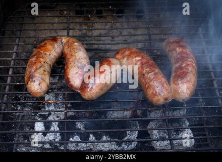 Schön gegrillten Würstchen auf einem ganzen Hintergrund Stockfoto