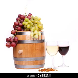 Die Weinzusammensetzung befindet sich auf weißem Hintergrund. Stockfoto