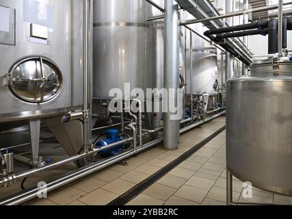 Rohre Braugeräte aus Edelstahl, große Reservoirs oder Tanks in einer modernen Bierfabrik. Produktionskonzept der Brauerei Stockfoto