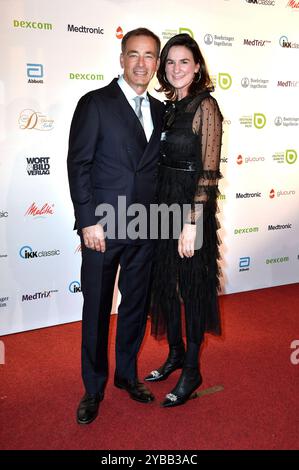 Jan Sosniok mit Ehefrau Nadine bei der 13. Diabetes-Charity-Gala 2024 im Tipi am Kanzleramt. Berlin, 17.10.2024 *** Jan Sosniok mit seiner Frau Nadine bei der 13 Diabetes Charity Gala 2024 im Tipi am Kanzleramt Berlin, 17 10 2024 Foto:Xn.xKubelkax/xFuturexImagex diebetes 4001 Stockfoto