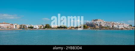 Ein Panoramablick auf den Strand Playa Sur in Peniscola, Spanien, mit der Altstadt im Hintergrund auf der rechten Seite Stockfoto