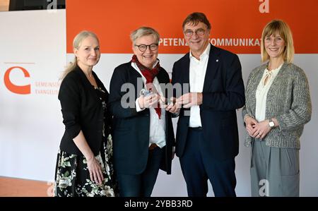 Ariadne Klingbeil, Kaufmaennische Geschaeftsfuehrerin im GEP Kirchenpraesidentin Dorothee Wuest Wüst Kirchenpraesident Volker jung Stefanie Schardien, Theologische Geschaeftsfuehrerin im GEP v.l. aufgenommen am 16.10.2024 in Frankfurt am Main. Wechsel an der Spitze des Aufsichtsrates für das Gemeinschaftswerk der Evangelischen Publizistik GEP: Die pfaelzische Kirchenpraesidentin Dorothee Wuest ist zur Nachfolgerin des hessen-nassauischen Kirchenpraesidenten Volker jung gewaehlt worden, wie das GEP am Donnerstag in Frankfurt am Main mitteilte. Jung war seit Ende 2015 Aufsichtsratsvorsitzender Stockfoto