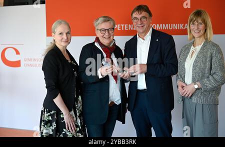 Ariadne Klingbeil, Kaufmaennische Geschaeftsfuehrerin im GEP Kirchenpraesidentin Dorothee Wuest Wüst Kirchenpraesident Volker jung Stefanie Schardien, Theologische Geschaeftsfuehrerin im GEP v.l. aufgenommen am 16.10.2024 in Frankfurt am Main. Wechsel an der Spitze des Aufsichtsrates für das Gemeinschaftswerk der Evangelischen Publizistik GEP: Die pfaelzische Kirchenpraesidentin Dorothee Wuest ist zur Nachfolgerin des hessen-nassauischen Kirchenpraesidenten Volker jung gewaehlt worden, wie das GEP am Donnerstag in Frankfurt am Main mitteilte. Jung war seit Ende 2015 Aufsichtsratsvorsitzender Stockfoto