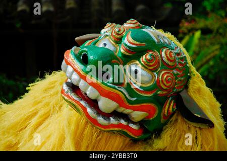 Eine lebendig bemalte Maske und ein Kostüm, getragen während eines traditionellen Festivals in Okinawa, Japan. Stockfoto