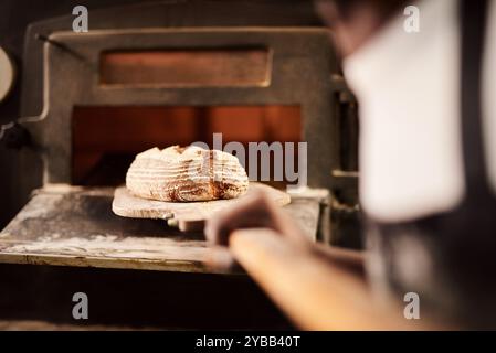 Person, Brot und Ofen für Bäcker, Kleinunternehmer und Konditorei-Werkstatt. Koch, Süßwaren und Catering für Coffee Shop, Einzelhandelsbistro Stockfoto