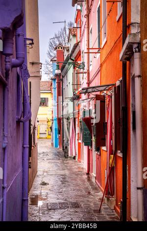 Burano, Italien - 9. Februar 2024: Die berühmten bunten Häuser der Insel Burano, Italien Stockfoto