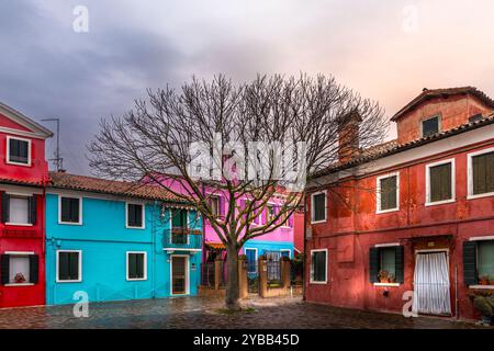 Burano, Italien - 9. Februar 2024: Die berühmten bunten Häuser der Insel Burano, Italien Stockfoto