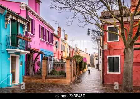 Burano, Italien - 9. Februar 2024: Die berühmten bunten Häuser der Insel Burano, Italien Stockfoto