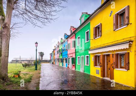 Burano, Italien - 9. Februar 2024: Die berühmten bunten Häuser der Insel Burano, Italien Stockfoto