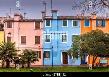 Burano, Italien - 9. Februar 2024: Die berühmten bunten Häuser der Insel Burano, Italien Stockfoto