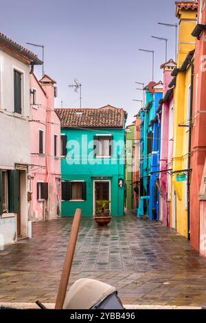 Burano, Italien - 9. Februar 2024: Die berühmten bunten Häuser der Insel Burano, Italien Stockfoto