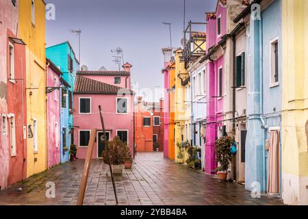 Burano, Italien - 9. Februar 2024: Die berühmten bunten Häuser der Insel Burano, Italien Stockfoto