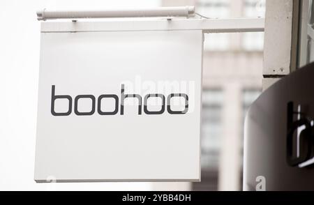 Undatiertes Dateifoto von Signage für Boohoo. Boohoo Chief Executive John Lyttle sagte, er habe dem Vorstand des Unternehmens mitgeteilt, dass er seine Position aufgeben werde, da der Fast Fashion-Einzelhändler in den letzten sechs Monaten einen weiteren Umsatzeinbruch verzeichnete, der durch sein internationales Geschäft getrieben wurde. Ausgabedatum: Freitag, 18. Oktober 2024. Stockfoto